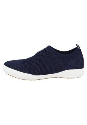 Scarpe slip-on in mesh blu navy con suola bianca e design testurizzato, dotate di dettagli elastici per una vestibilità aderente e uno stile minimalista.