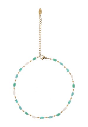 Collier chaîne en or avec des petites perles rectangulaires alternées turquoise, blanches et bleu sarcelle, fermé par un fermoir mousqueton avec une rallonge ajustable.