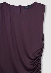 Lila ärmelloses Kleid mit rundem Ausschnitt, Raffung seitlich und einem Reißverschluss auf der Rückseite. Hergestellt aus einem glatten Stoff.