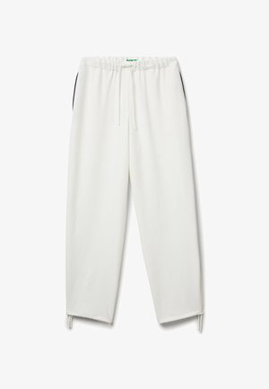 - Spodnie materiałowe