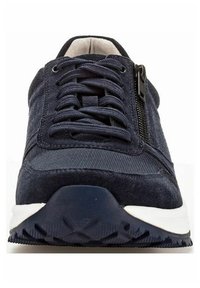 Marineblauer Sneaker mit Obermaterial aus Stoff und Wildleder, Schnürung vorne, seitlichem Reißverschluss und Gummisohle mit strukturiertem Profil für besseren Halt.