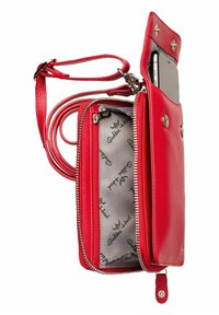 Sac bandoulière en cuir rouge avec fermeture éclair, poche externe pour téléphone et doublure avec logo ; dispose d'une sangle ajustable et d'une texture lisse.