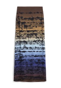 Maxi-jurk in een bruine naar blauwe gradient met een gestructureerd, druipend zwart tekstontwerp. Het materiaal lijkt zacht en lichtgewicht.