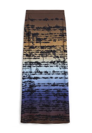 Falda maxi en degradado de marrón a azul con un diseño de texto negro texturizado que parece goteante. El material se ve suave y ligero.