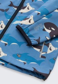 Niebieska wodoodporna kurtka z wesołym nadrukiem rekina w różnych kolorach. Materiał jest gładki i lekki, z zapięciem na zamek.