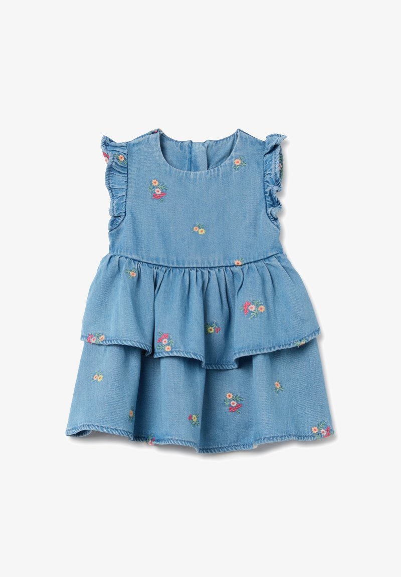 Robe en denim bleu avec des manches à volants, design à plusieurs niveaux et broderies florales en rose, jaune et rouge. Présente un col rond et une fermeture au dos.