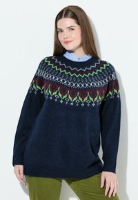 Maglione blu navy con un motivo decorativo rosso, verde e grigio sul giromanica, maniche lunghe e vestibilità comoda.