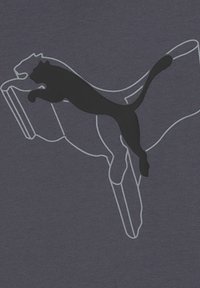 Logo de puma negro saltando sobre la silueta de un zapato, impreso sobre un fondo de tela azul marino. Textura suave con un diseño minimalista.