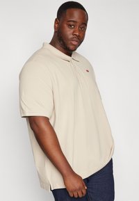 Levi's® Plus Polotričko - sahara khaki