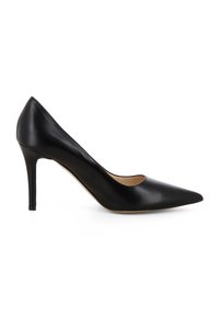 Décolleté nera in pelle con punta affilata, design elegante e sottile tacco a stiletto. Texture liscia e minimalismo nei dettagli.