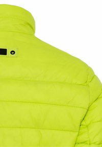 Limegrøn pufferjakke med højt krave, quiltet design med vandrette sømme og et mærke med en sort knap på bagsiden.