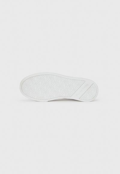 Suola in gomma bianca per sneaker con motivo di texture ondulato e dettaglio logo in rilievo. Bordo liscio e design minimalista. Forma piatta e flessibile.