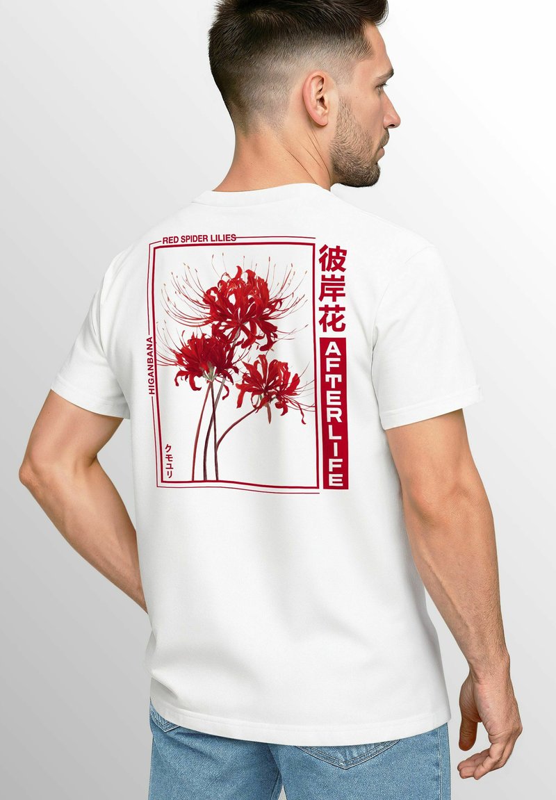Weißes T-Shirt mit einem roten Grafikmotiv von roten Spinnenlilien, umrahmter Text mit den Worten "Rote Spinnenlilien" und "Jenseits" in fetter roter Schrift.