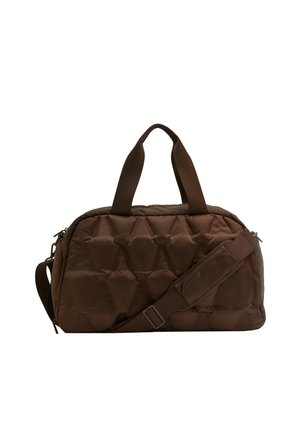 Sac de sport matelassé marron avec deux poignées supérieures et une bandoulière rembourrée ajustable, présenté sur fond blanc.