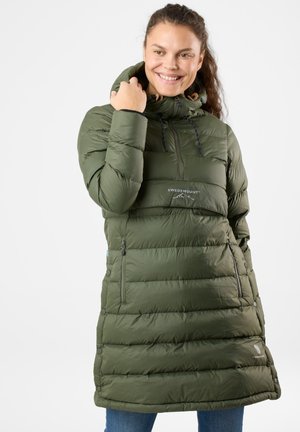 Olijfgroene pufferjas met een hoge kraag, ritszakken en een logo op de borst. Heeft een quilted ontwerp en een verstelbare capuchon.