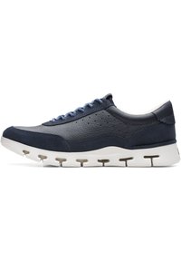 Marineblaue Sneaker aus einer Mischung von Leder und Wildleder, mit perforierten Akzenten, runden Schnürsenkeln und einer weißen gepolsterten Sohle.