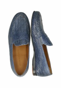 Mörkblå vävda läderloafers med en slät tåbox och ett dekorativt band. Har en brun läderinläggssula och en svart gummisula.