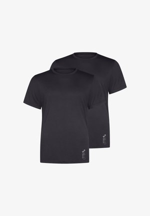 Twee effen zwarte T-shirts met korte mouwen en een ronde hals, waarvan één iets achter de ander staat, met kleine witte tekst bij de zoom aan de onderkant.