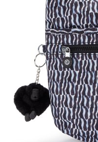 Borsa in tessuto con motivo blu e nero, dotata di una tasca con zip, con un portachiavi a forma di gorilla nero peloso attaccato.