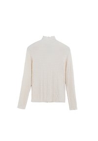 Top blanco de manga larga hecho de tela texturizada, con un cuello alto y un corte holgado, con sutiles detalles arrugados en toda su superficie.
