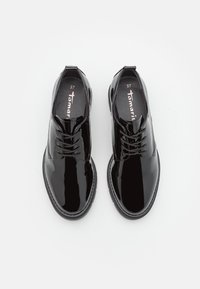 Paire de chaussures à lacets noires brillantes taille 37 avec bouts arrondis et semelles épaisses, vues de dessus sur fond blanc.