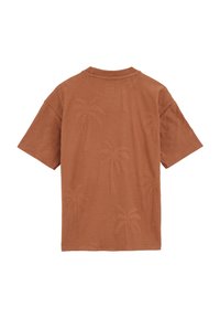 Brun kortärmad t-shirt i mjuk bomull, med ett strukturerat mönster av palmträd över tyget. Rund halsdesign.