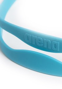 Gorro de natación de silicona azul con logo de "arena" en relieve. Textura suave, diseño flexible y forma ergonómica para un ajuste seguro.