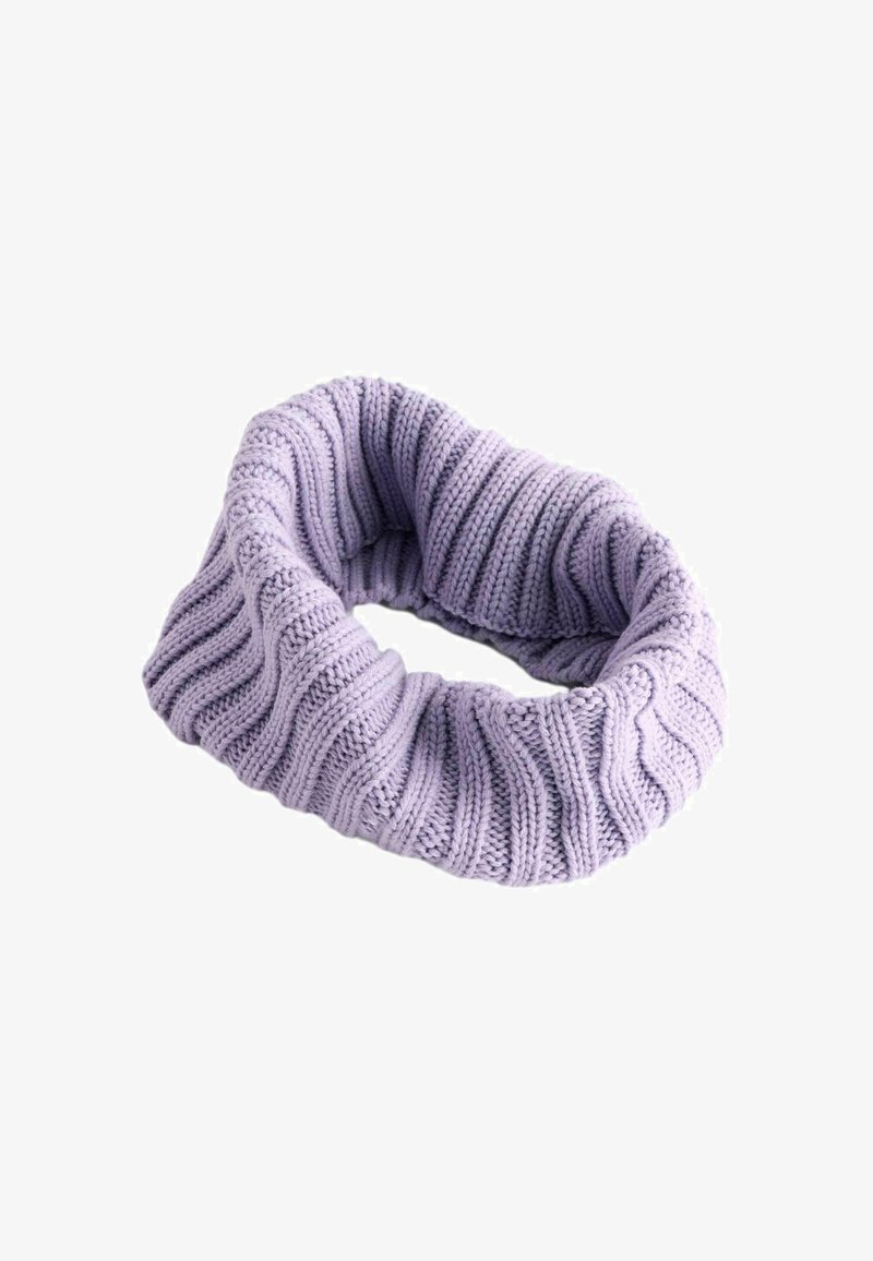 Strikket lavendel uendelig tørklæde med ribbet tekstur og bølget mønster, der giver varme og en blød fornemmelse.