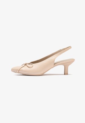 Zapato slingback de charol beige con punta afilada, detalle de pequeño lazo y tacón bajo tipo kitten, mostrado de perfil sobre fondo blanco.