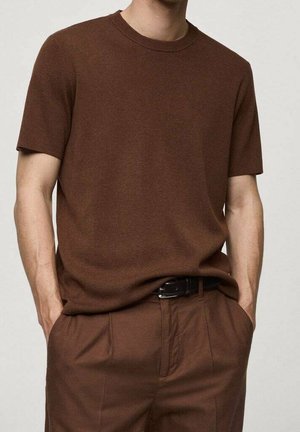 Bruine, kortärmige gebreide trui met een ronde halslijn, een zachte textuur en een lichte stretch, gecombineerd met bijpassende bruine broeken.