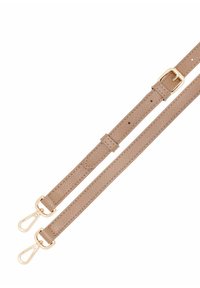 Skórzany pasek w jasnym taupe z teksturowanym wykończeniem, z metalowymi elementami w kolorze złotym i regulowanymi klamrami na obu końcach.