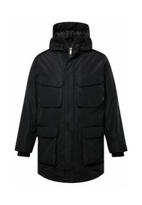Černá parka vyrobená z nylonu s kapucí, dvěma velkými kapsami na hrudi, dvěma bočními kapsami a předním zipem. Hladká textura a jednoduchý design.