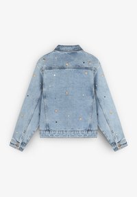 Giacca di jeans azzurro chiaro con vari chiodi decorativi dorati e neri. Colletto classico, maniche lunghe e chiusura con bottoni frontali.