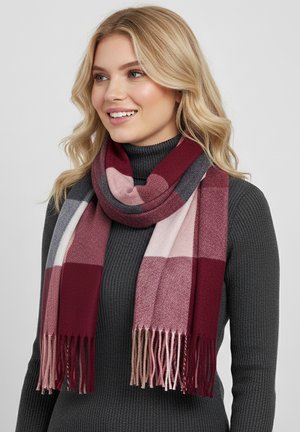 Burgunderfarbener und grauer karierter Schal mit fransigen Kanten, aus weichem Stoff. Locker um den Hals getragen, passend zu einem dunklen Rippenpullover.