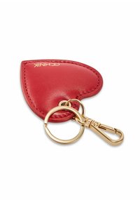 Czerwony brelok do kluczy w kształcie serca z miękkiej skóry, z wykończeniem w kolorze złotym, posiadający kółko na klucze i karabińczyk do przymocowania. Gładka faktura i obszyte krawędzie.