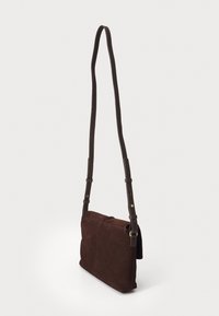 Borsa a tracolla in suede marrone con una texture liscia, forma piatta e tracolla in pelle regolabile. Presenta dettagli in metallo.