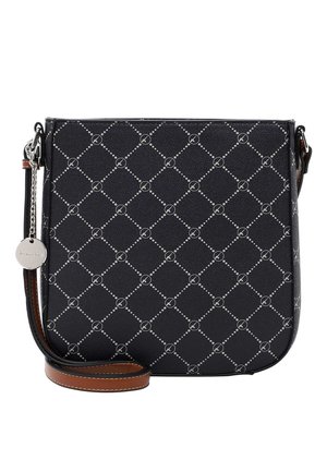 Sac bandoulière noir avec motif répétitif de logos circulaires blancs, bandoulière en cuir marron et pendentif rond argenté attaché à la bandoulière.