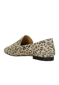 Béžové a černé baleríny s leopardím vzorem, vyrobené z měkkého semiše, mají jednoduchý design na obutí a nízký černý gumový podpatek.