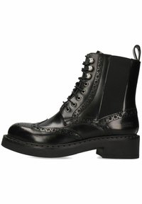 Stivaletti in pelle nera con punta rotonda, dettagli brogue, design con lacci, pannelli laterali elastici e suola spessa e robusta.