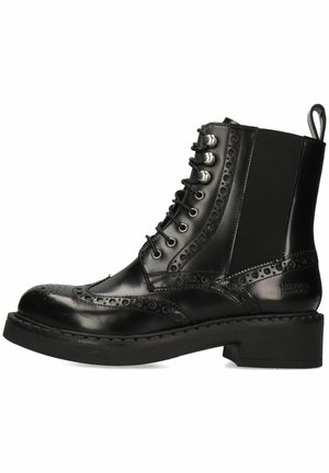 Bottes chevilles en cuir noir avec un bout rond, des détails en brogue, un design à lacets, des panneaux latéraux élastiques et une semelle épaisse et robuste.
