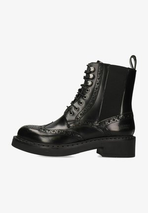 Bottes chevilles en cuir noir avec un bout rond, des détails en brogue, un design à lacets, des panneaux latéraux élastiques et une semelle épaisse et robuste.
