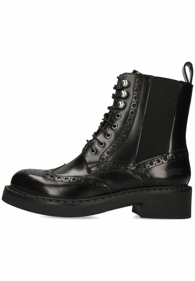 Stivaletti in pelle nera con punta rotonda, dettagli brogue, design con lacci, pannelli laterali elastici e suola spessa e robusta.