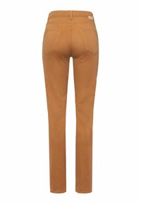 Pantalon marron droit avec poches arrière et passants de ceinture, vu de dos sur fond blanc.