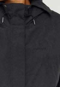 Czarna kurtka wykonana z miękkiej tkaniny, wyposażona w kaptur, regulowane sznurki oraz haftowane logo "MAZINE" z przodu.