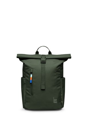 Zaino verde scuro con chiusura arrotolabile, tasca frontale con cerniera, tasche laterali, una cinghia con fibbia e un logo "GOT BAG" in basso a destra.