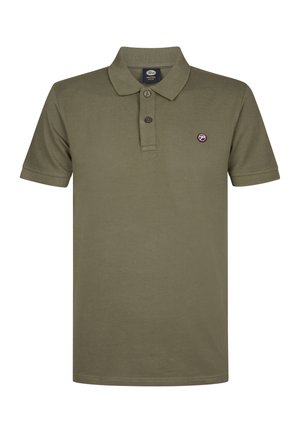 Polo shirt verde oliva in cotone; presenta un colletto, una chiusura con tre bottoni e una piccola etichetta con logo sul petto sinistro. Maniche corte.