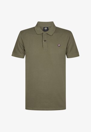 Polo shirt verde oliva in cotone; presenta un colletto, una chiusura con tre bottoni e una piccola etichetta con logo sul petto sinistro. Maniche corte.