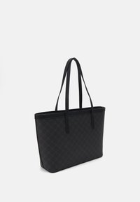 Sort tote bag med subtilt gentaget geometrisk mønster og to lange stropper, vist mod en ensfarvet hvid baggrund.