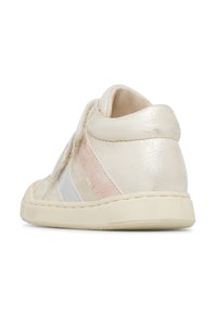 Sneaker color crema con accenti metallici, caratterizzato da strisce rosa, argento e oro. Texture morbida con tallone imbottito e suola in gomma.