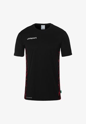 Sort sports t-shirt med korte ærmer, der har et rødt diagonalt mønster langs siderne og et hvidt "uhlsport" logo på brystet.